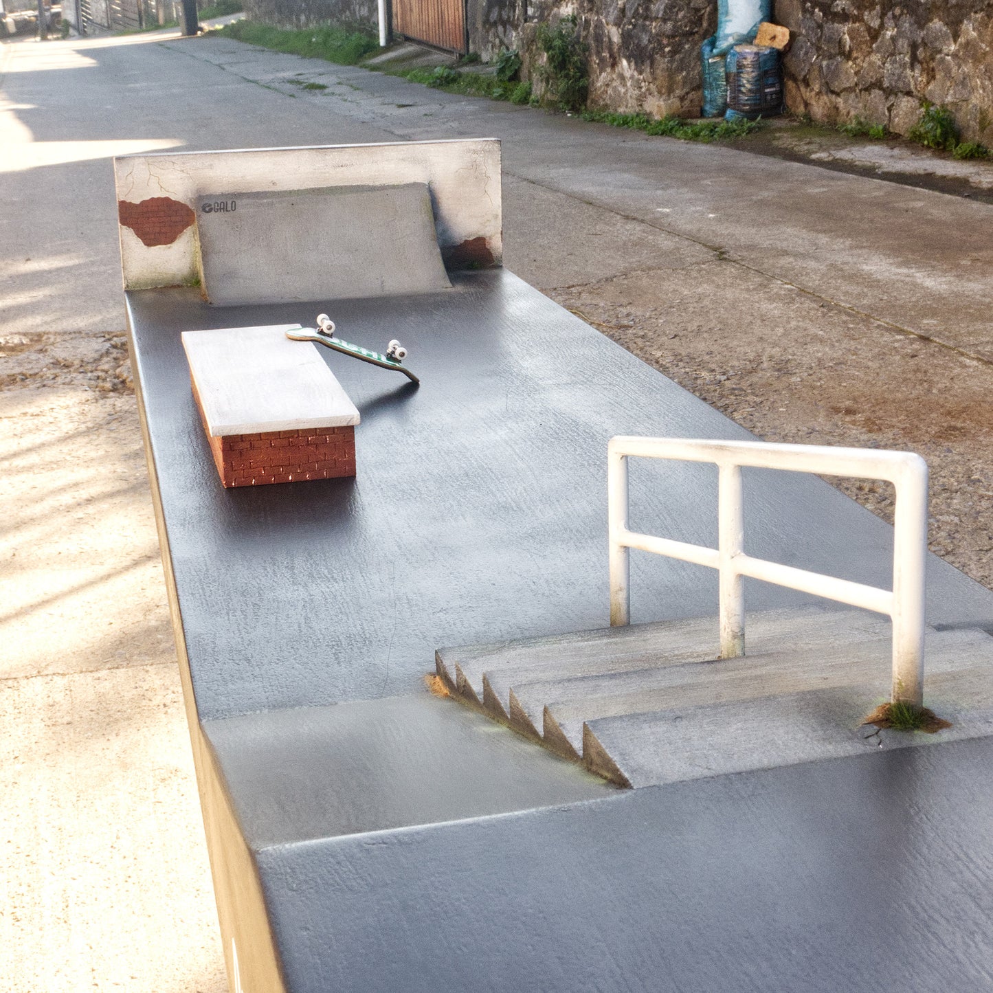 Spot Escalera + Hubba Galo — Madera | Full Size | 150×35×20 cm